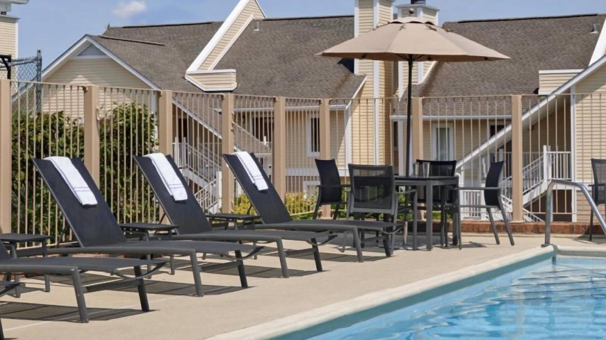 Crestline Heights House | 3 Modern Units Near Birmingham Zoo! Seasonal Pool, FREE Parking, Pets Allowed!