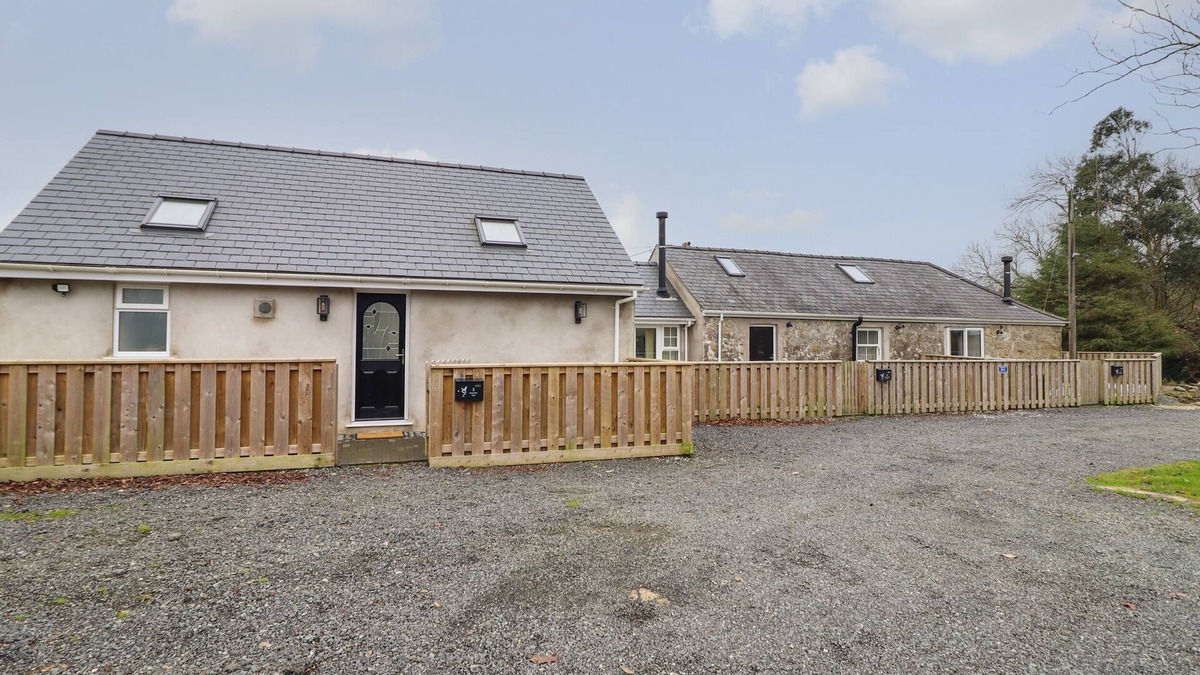 Llangefni Cottage | 3 MOUNTAIN VIEW, pet friendly, character holiday cottage in Llangefni