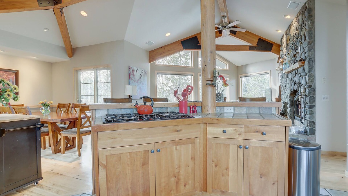 Sunriver House | 3 Mulligan Home features Hot Tub on Private Deck and Wood-Burning Fireplace by RedAwning
