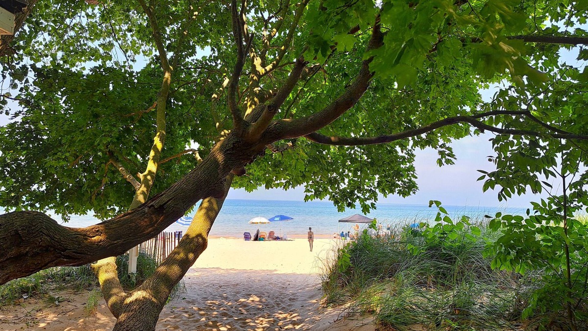 Lakeside House | 3 nt min Beach Lovers home w/Private Assoc Beach 1 blk fire pit scrnd porch