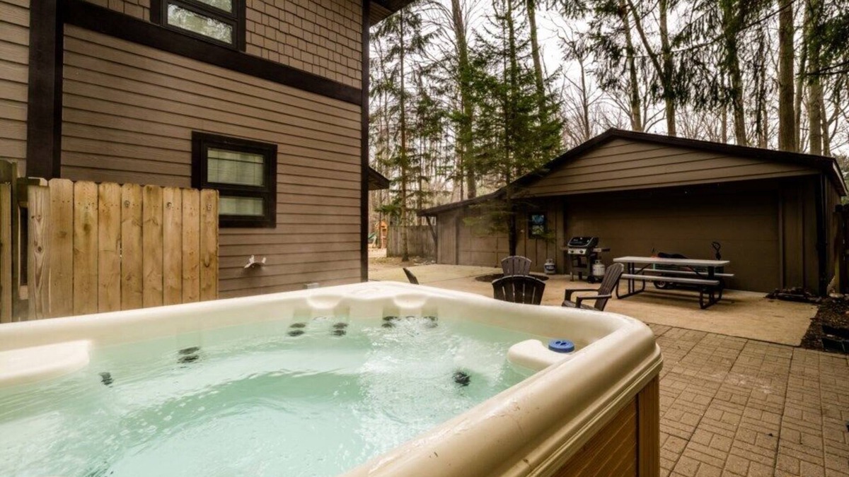 Harbert Cottage | (3 Nt Min) Harbert Home With Private Hot Tub Steps To Beach!
