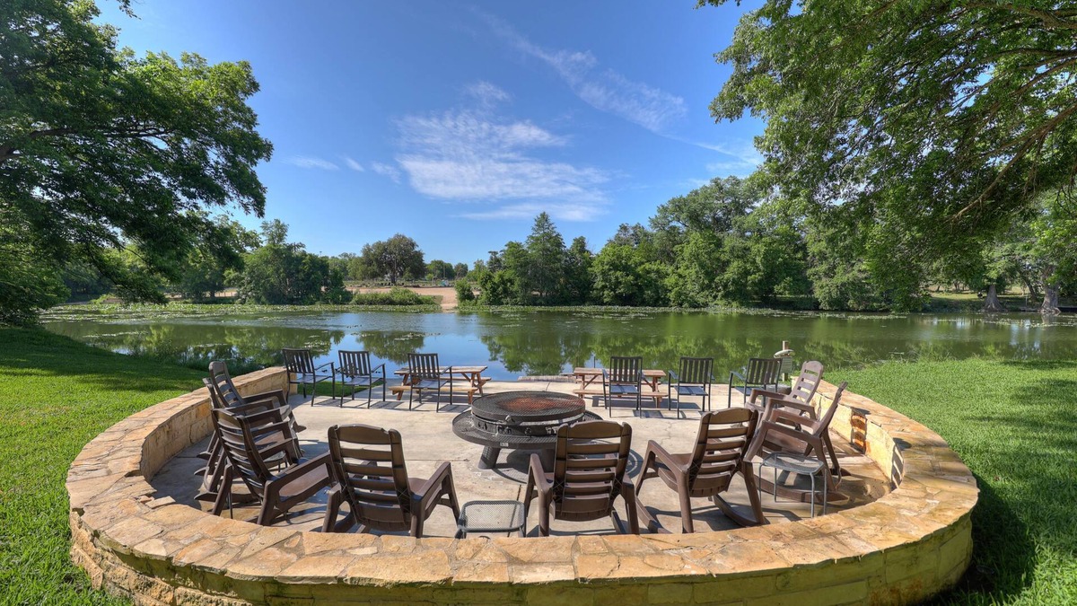 Center Point Cabin | #3 of 4 Treetop River Cabin: 6 guests +Kayaks+ Fishing+ Fire Pits=Family Fun!