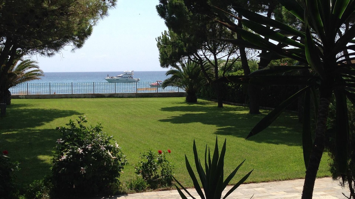 Schinias Villa | 3 or 5 BEDROOM BEACHFRONT VILLA ON MARATHON BAY - SCHINIAS, AMID PINE TREES