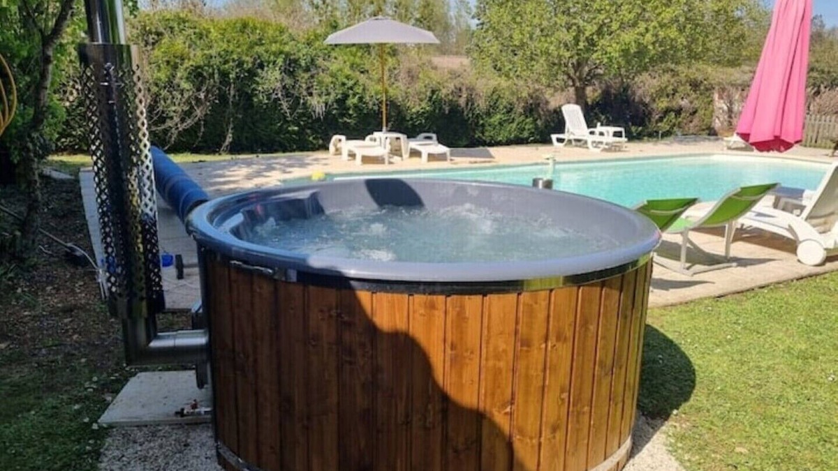 Paizay-le-Tort Cottage | 3 Peaceful Country Gites - Sleeps 16 with 2 Wood-Fired Hot Tubs & Swimming Pool