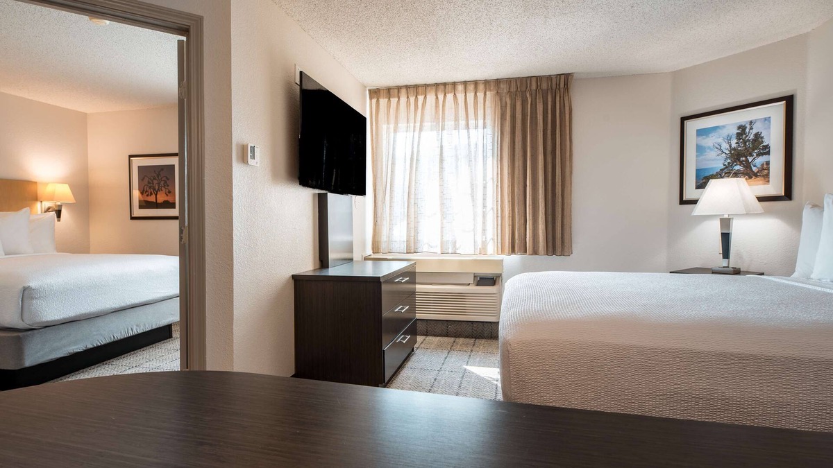 Fossil Creek Hotel | 3 Pet-Friendly Suites w/Full Kitchen & Laundry Facilities Near Airport