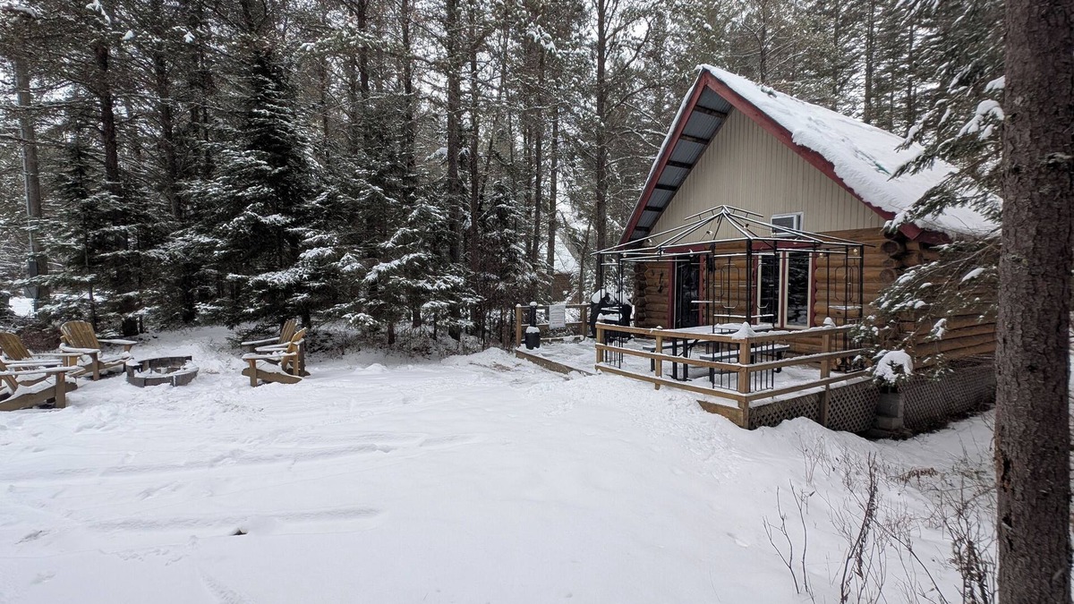 Riviere-Rouge Ski Chalet | 3- Poirier : Chalet en bois rond au bord de la Rivière Rouge