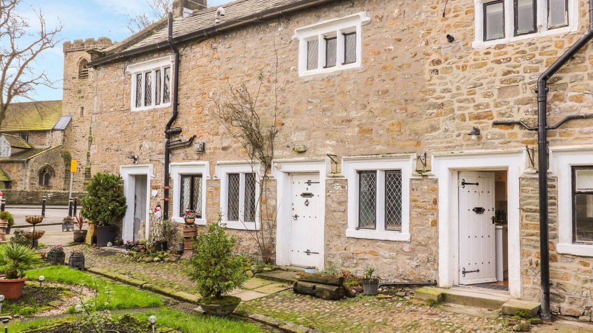Whalley Cottage | 3 POOLE END, pet friendly, with open fire in Whalley