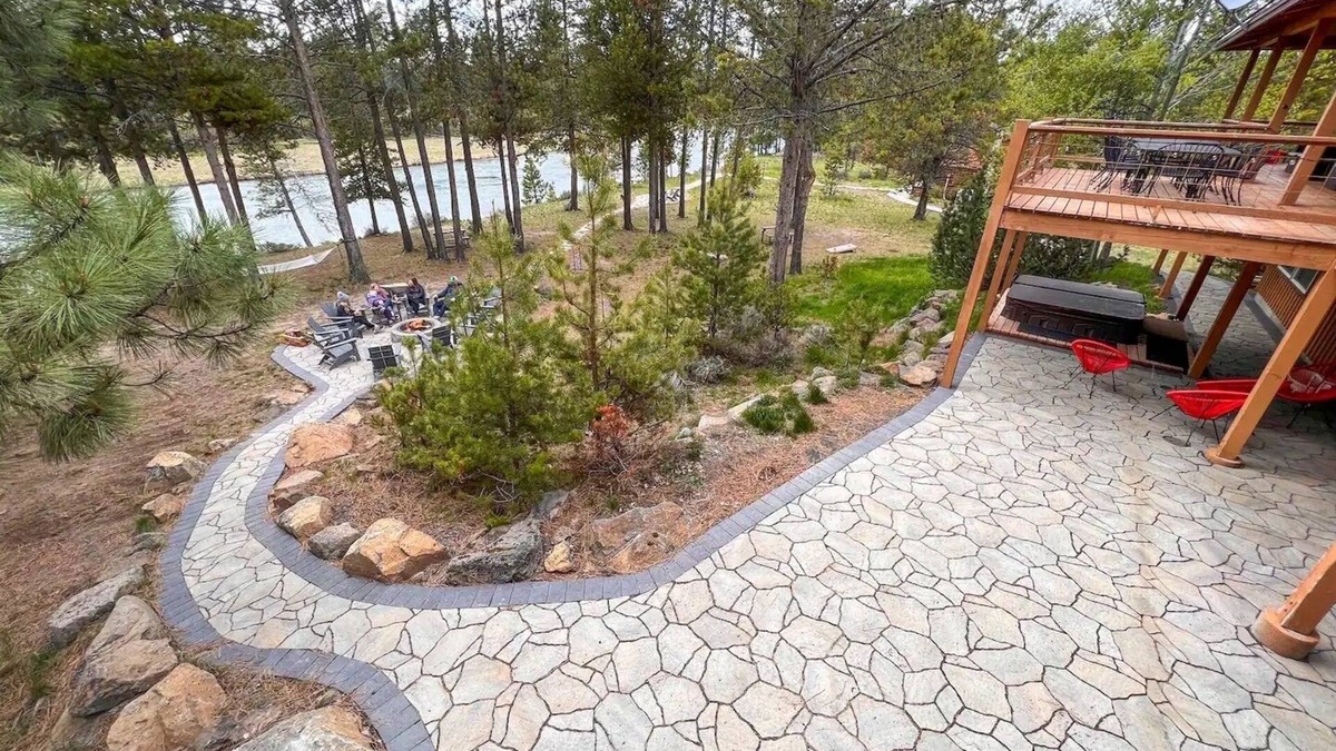 Oregon Water Wonderland House | 3 private acres of wildlife, Dock, Hot Tub, Pool Table, Disc Golf, Sledding