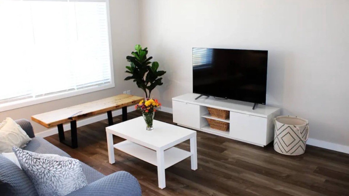 Lethbridge House | 3 Queen Bedroom Townhome, Fireplace, Wifi, Walking Trails and Greenspace nearby