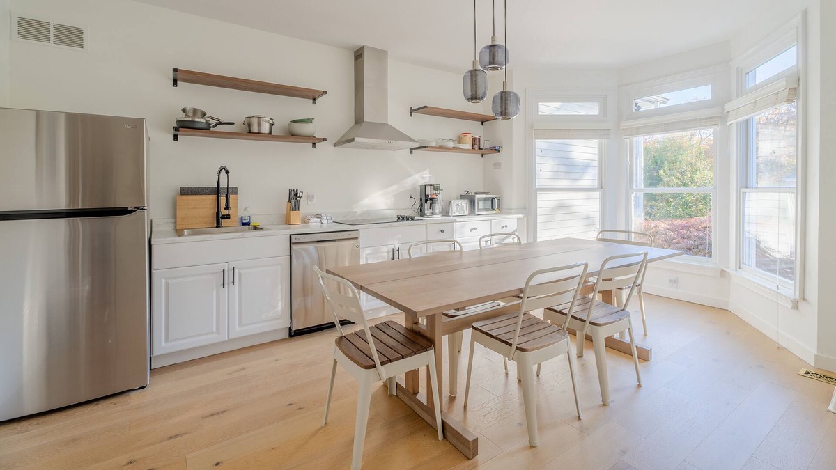 Trumbull House | 3 Queens Bed, 9 mins to SHU, Family & Pet Friendly