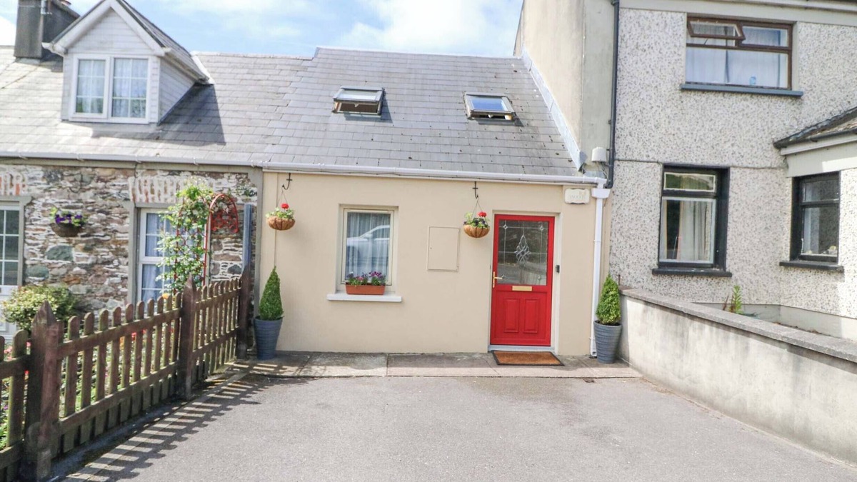 Killorglin Cottage | 3 RAILWAY TERRACE, family friendly in Killorglin, County Kerry