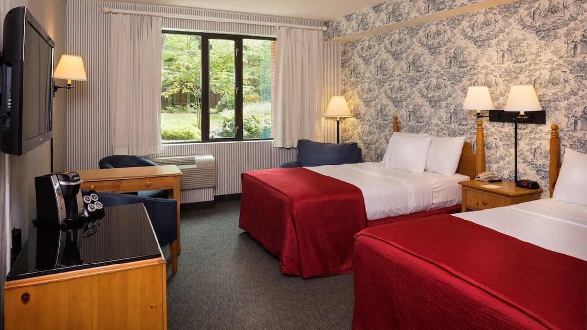 Williamsburg Hotel | 3 Relaxing Units! Pool, Tennis Court, Parking! Close to Merchants Square