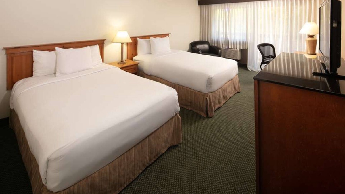 West Bellevue Hotel | 3 Relaxing Units with Complimentary Breakfast! Pets are Welcome!