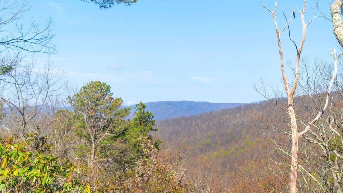 Laurel Ridge House | 3 Ridges Vista. Stunning mountain views, renovated home, 2 mins to ski slopes