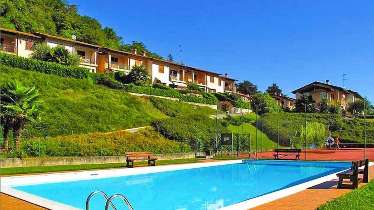 Castello Apartment | 3-room apartment in a residence with pool and sunbathing lawn
