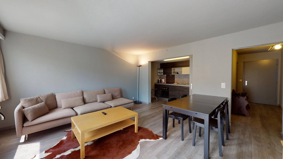 Champfer Apartment | 3-room apartment on the 1st floor, entrance with hall stand, living room with op