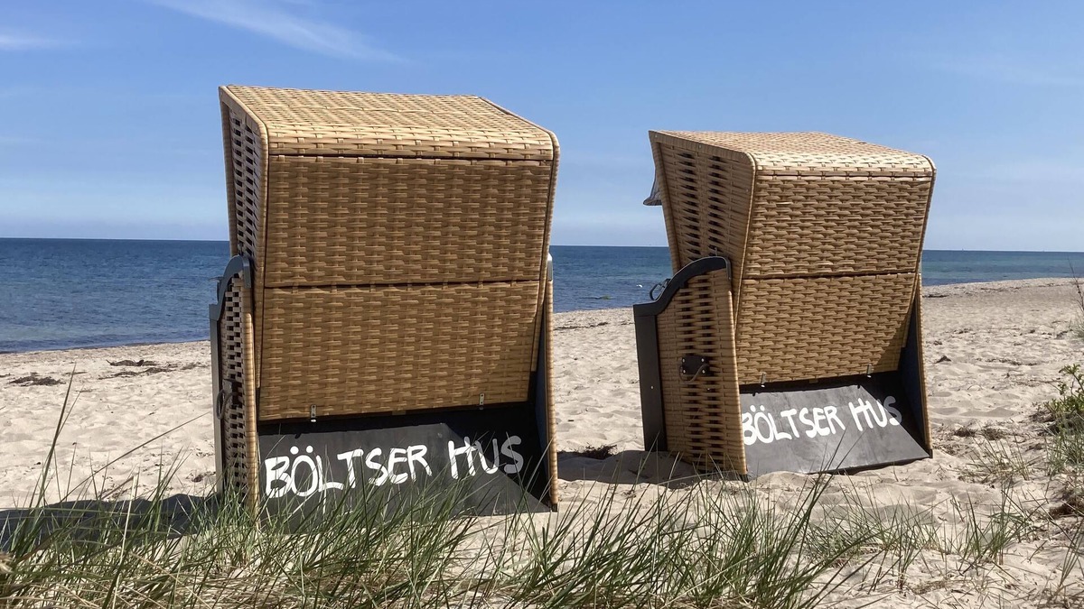 Kraksdorf Apartment | 3 room apartment with balcony for up to 6 people, beach chair, 1,000 m to the beach, fireplace
