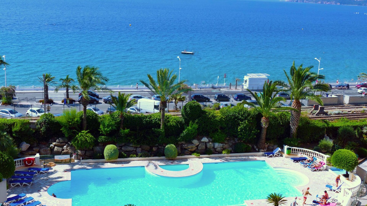 La Bocca Apartment | 3-room beachfront, sandy beach, 2 pools and internet