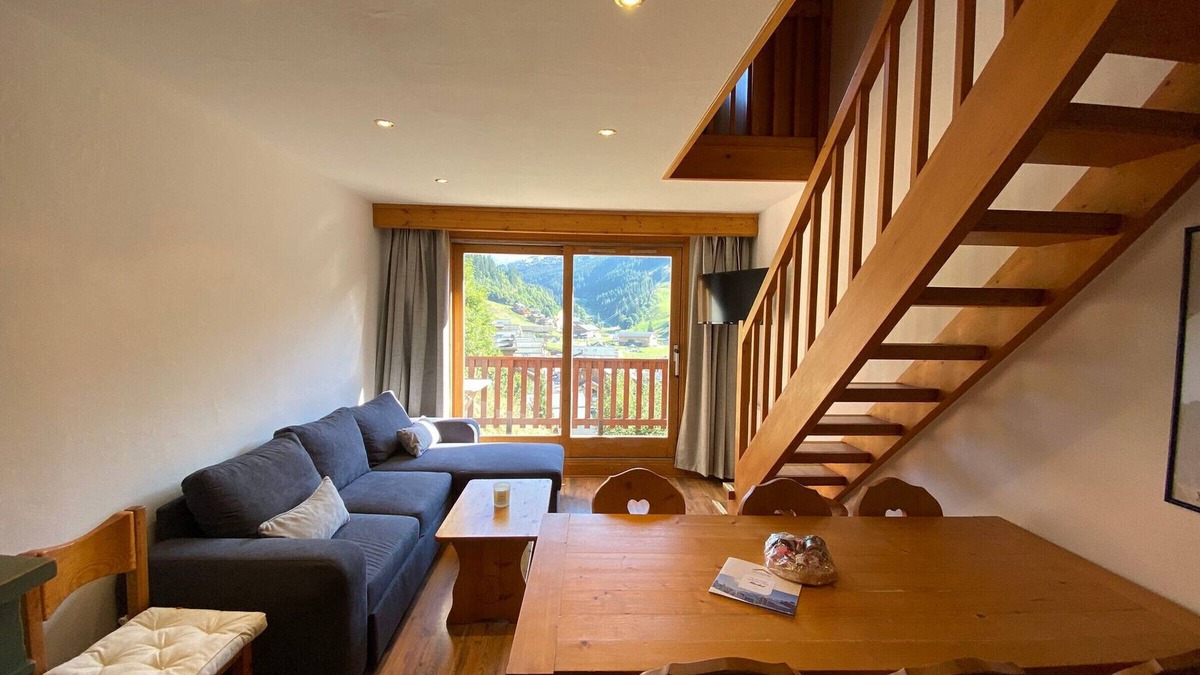 Meribel Centre Apartment | 3-room duplex at the foot of slopes, 6 ppl, central Méribel