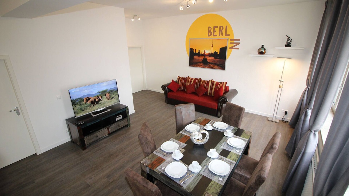 Tempelhof Apartment | 3 rooms, up to 8 persons, luxuriously furnished, "Iris3"