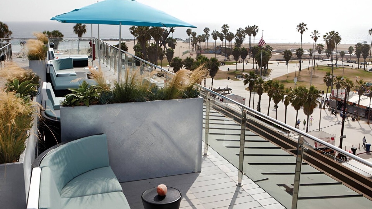 Venice Hotel | 3 Rooms w/Balcony Near the Beach | Kitchen | Rooftop | Free Breakfast
