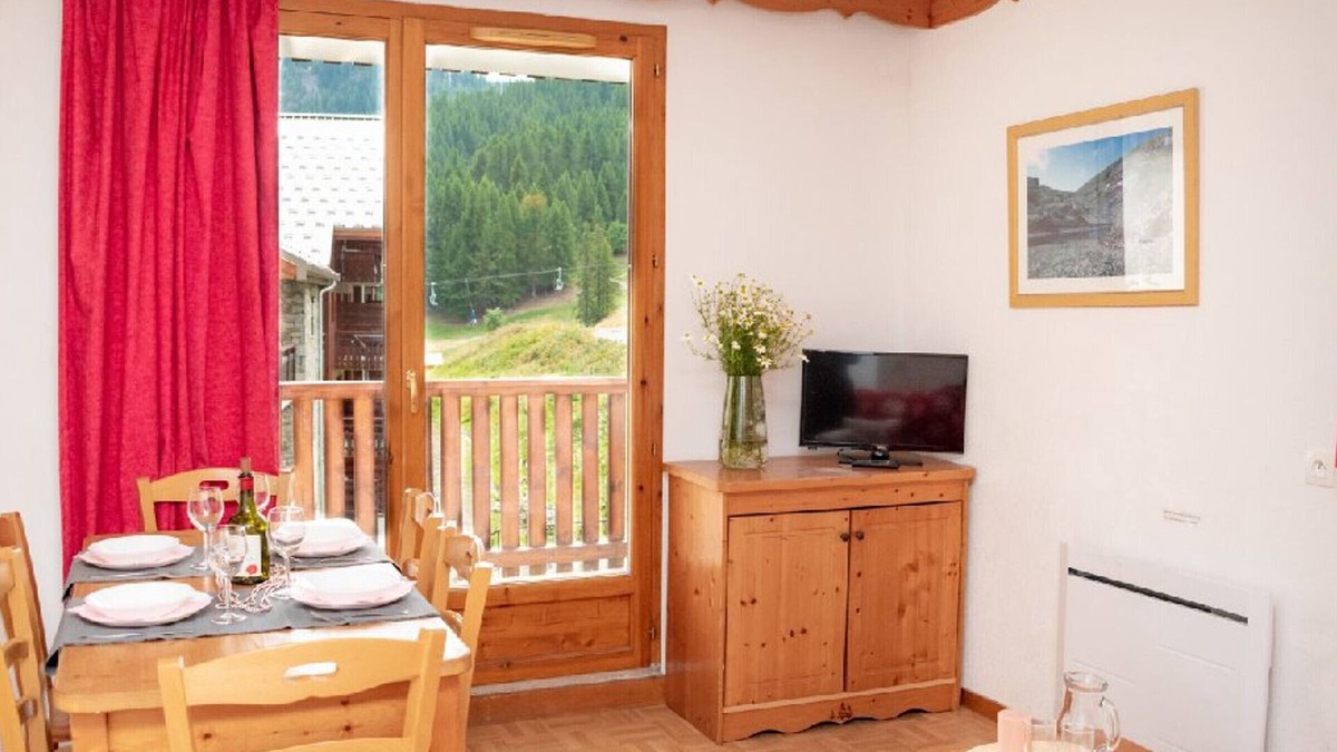 Puy-Saint-Vincent Apartment | 3 rooms with balcony, TV, and parking included in Puy-Saint-Vincent
