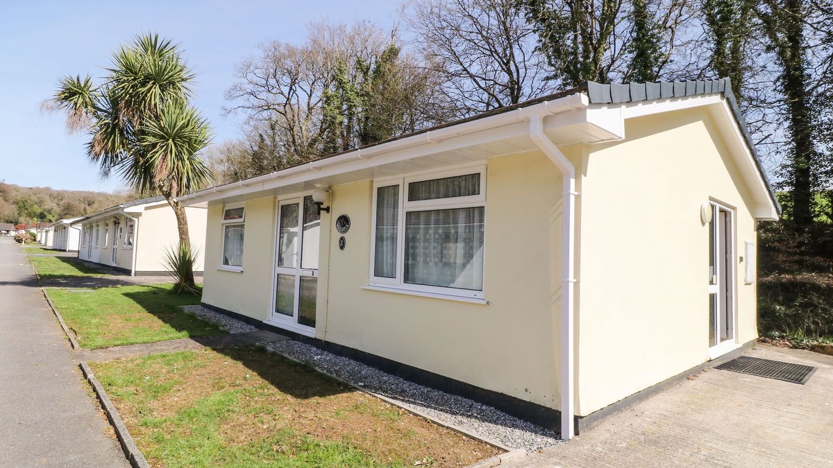 Liskeard Cottage | 3 ROSECRADDOC LODGE, pet friendly, with a garden in Liskeard