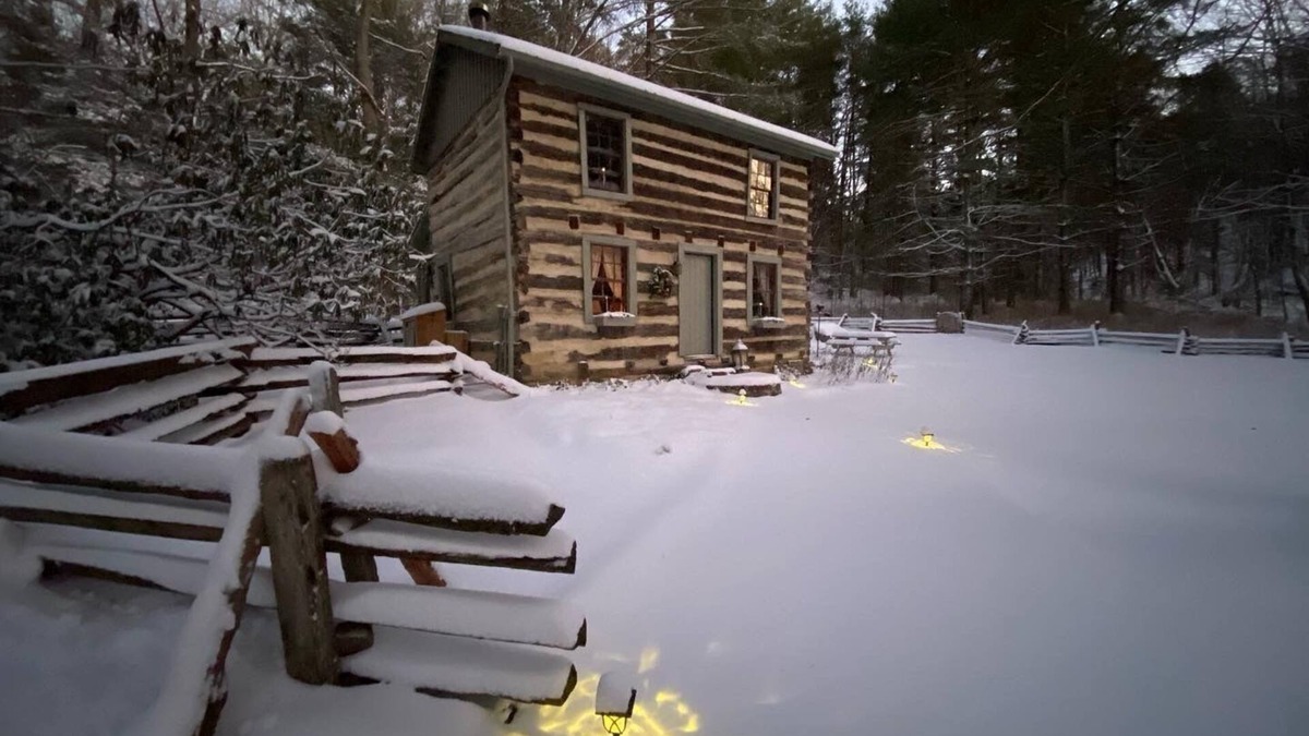 Montebello Cabin | 3 Sisters - Historic 1840 Pre-Civil War Log Cabin with sauna, hot tub & firepit!
