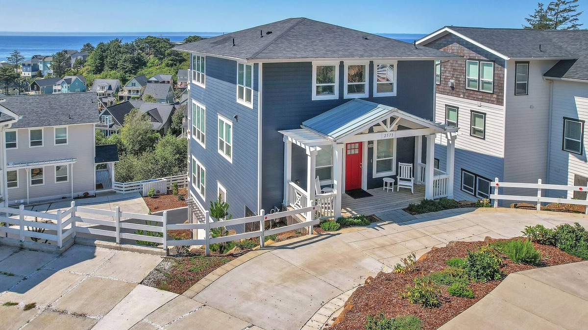 Nelscott House | 3 Sky-High Ocean-View Decks, Hot Tub, 2 King Suites in this Olivia Beach Beauty!