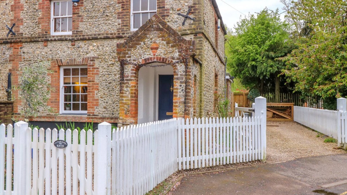 Wymondham Cottage | 3 STATION COTTAGES, pet friendly, with open fire in Wymondham