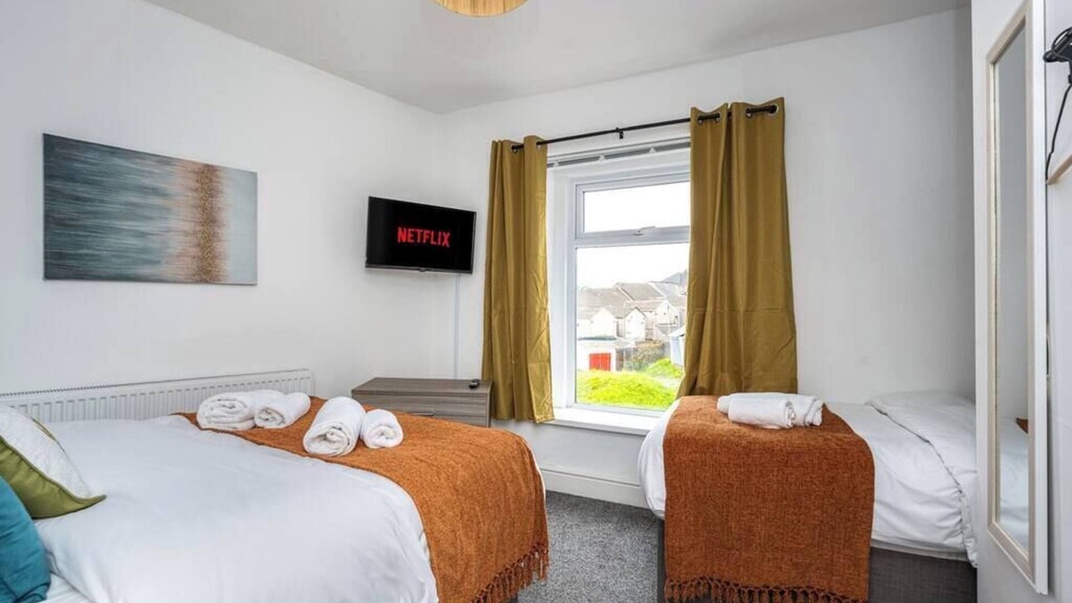 Cwmbrwla Apartment | 3 Storey House, 2 Bathrooms, Smart Tv's all rooms!