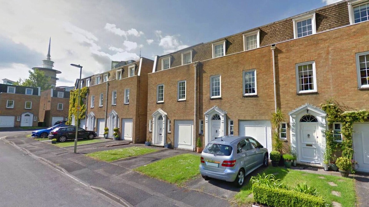 Basingstoke House | 3 Storey modern executive townhouse. Central Basingstoke, with parking