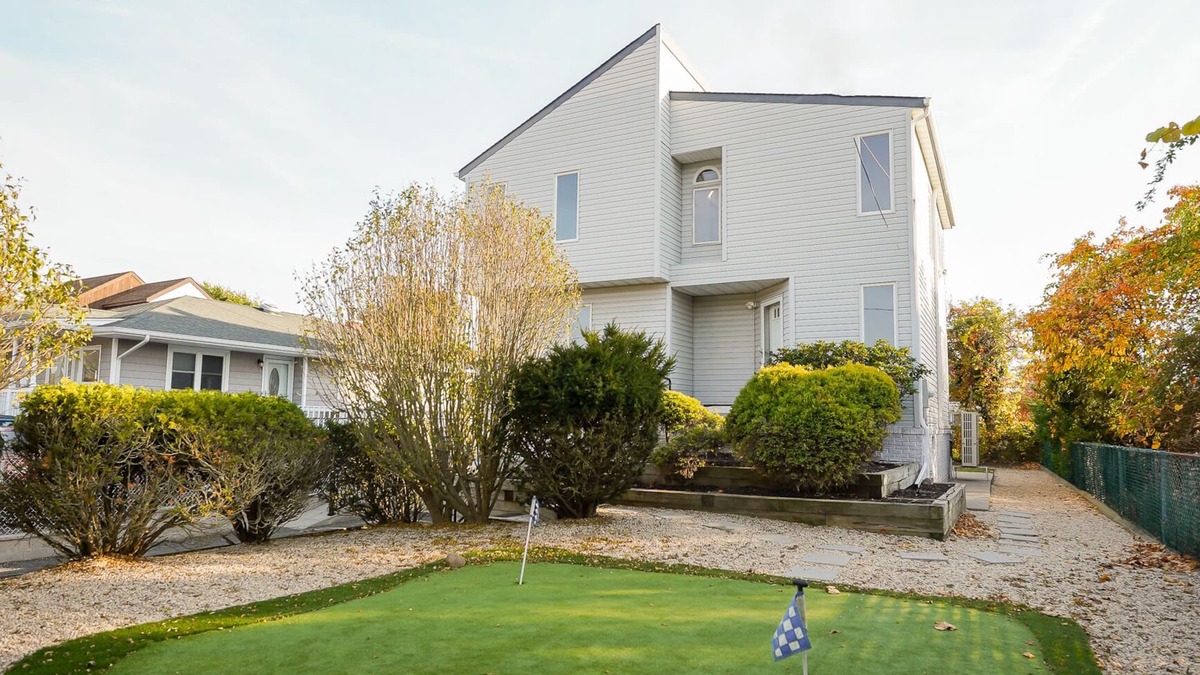 Shirley House | 3 Story Beach Waterview, 3 KING bed, golf putting green!