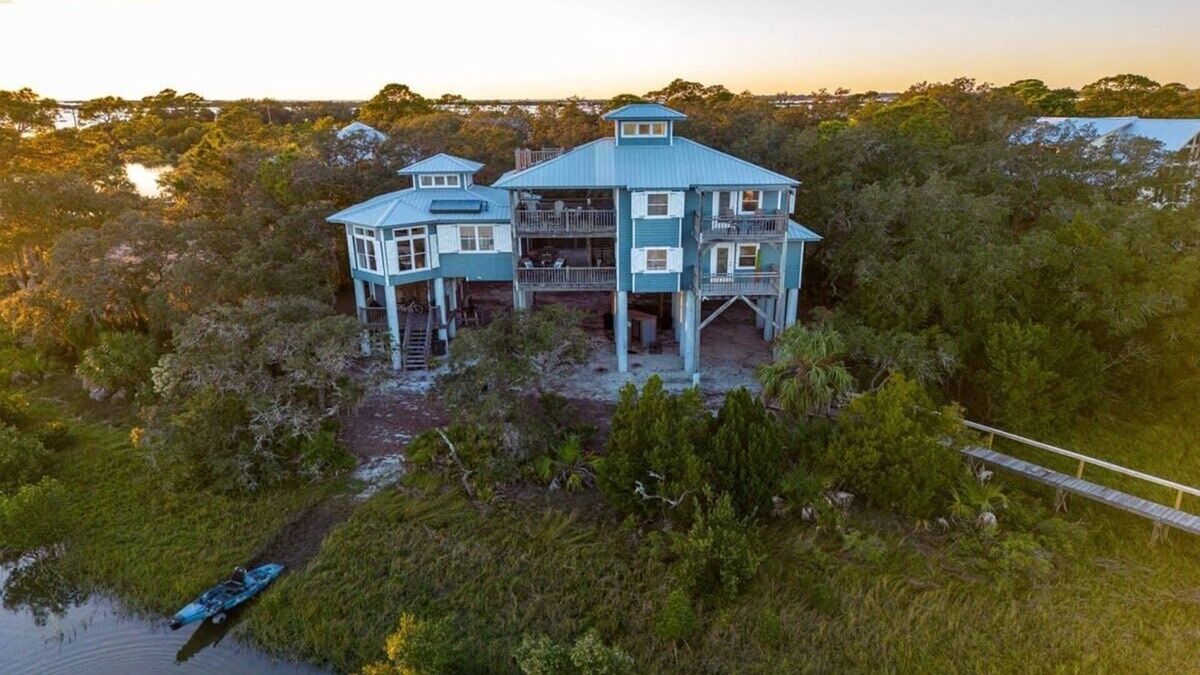 Cedar Key House | 3 Story Haven! Fire Pit+kayaks~updated~360 Views!