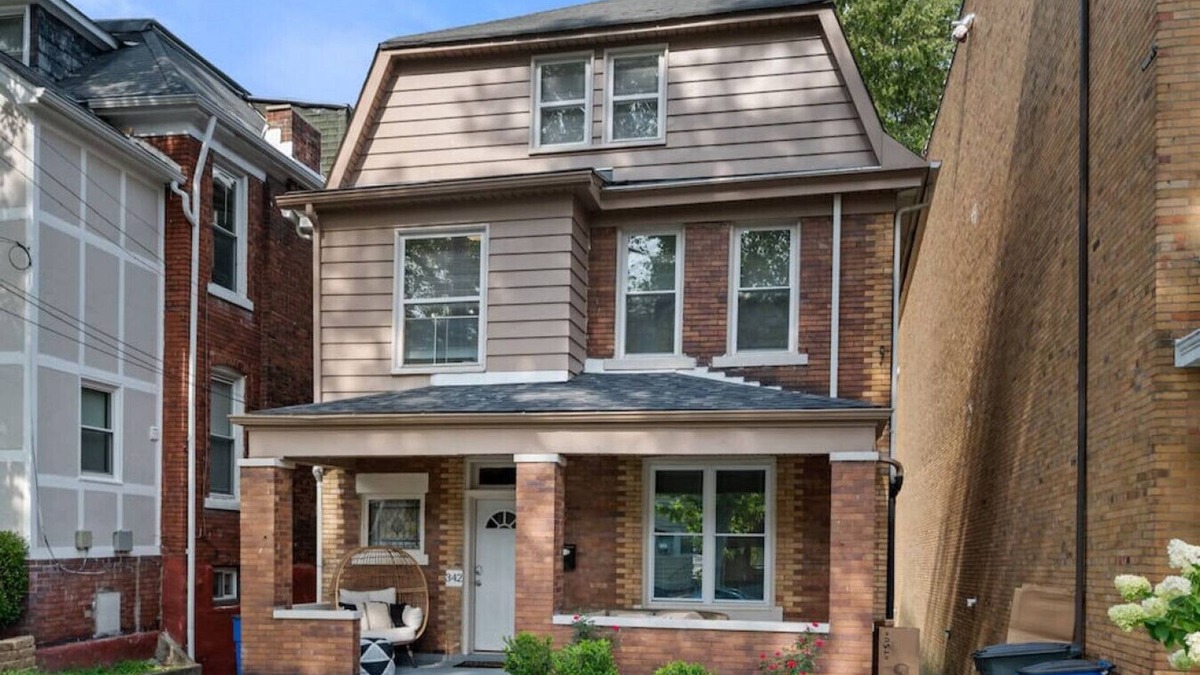 North Oakland Apartment | 3 Story home w/11 beds! | Close to Pitt & CMU!