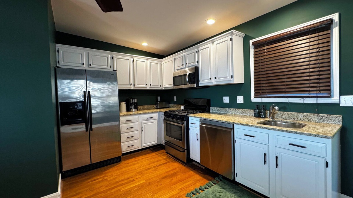 CUF House | 3-Story House with Rooftop Views in Cincinnati - AC, WiFi, 70" TV, & Smart TVs
