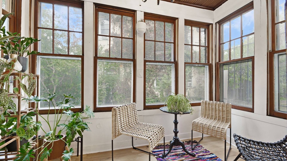 Ampere House | 3-Story Modern Comfort w/ Parking | 17 min EWR