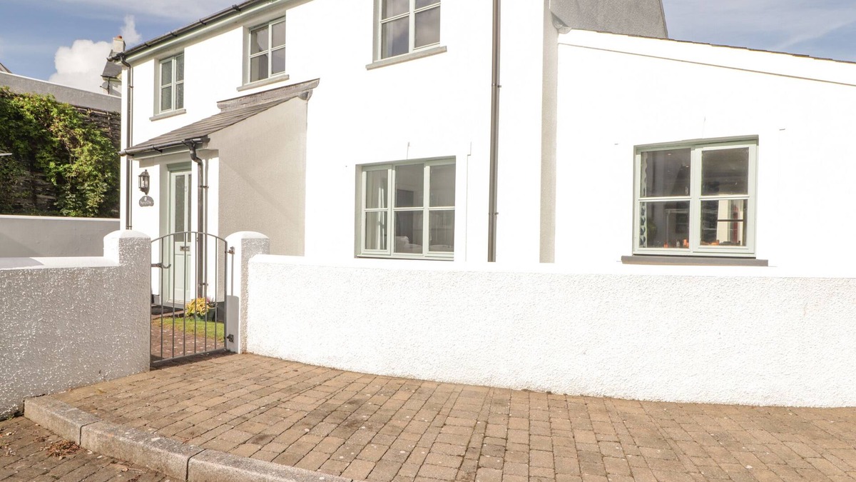 Little Haven House | 3 STRAWBERRY CLOSE, family friendly, with a garden in Broad Haven