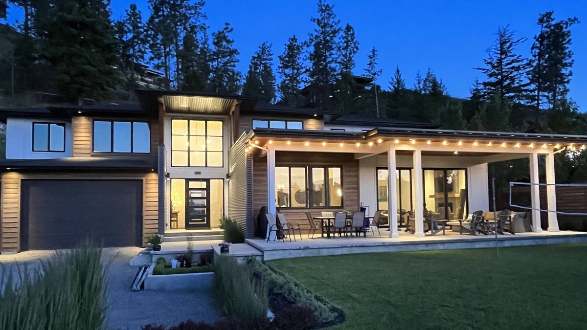 Southwest Mission House | πβοΈ 3 sty Hse + Lg hot tub! Vacation close to Beaches, Trails, Wineries & Cafes.