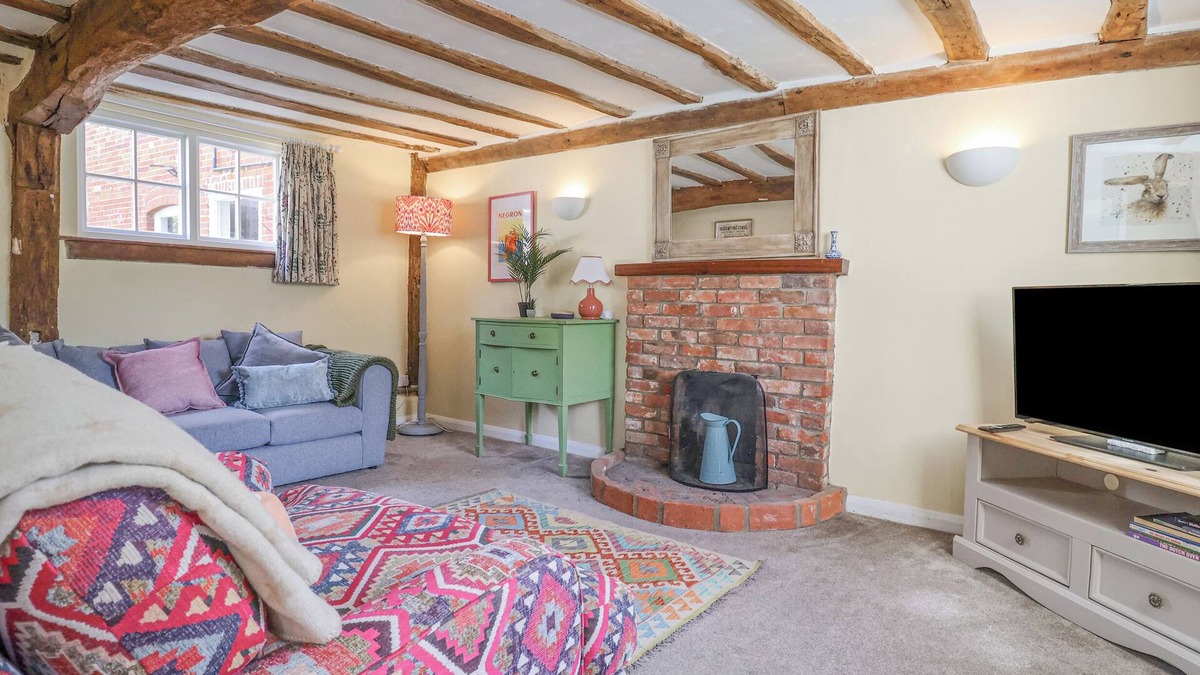 Saxmundham Cottage | 3 THE ALMSHOUSE, pet friendly, with a garden in Peasenhall