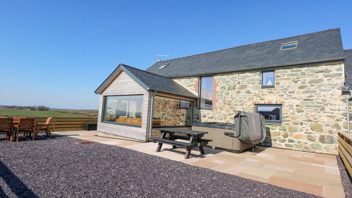 Holyhead Cottage | 3 TREM Y MOR, family friendly, with hot tub in Llanfachraeth