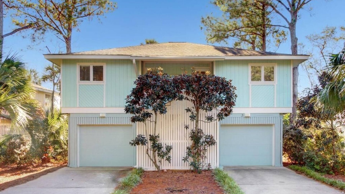 Twin Oaks House | 3 Twin Oaks Lane by AvantStay | Beach Access, Sunroom, Great Location!
