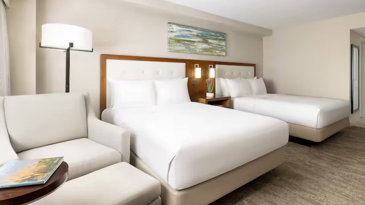 Tucson Hotel | 3 Units, 2 Queen Beds at Hilton Tucson East, Outdoor Pool, Pets Allowed
