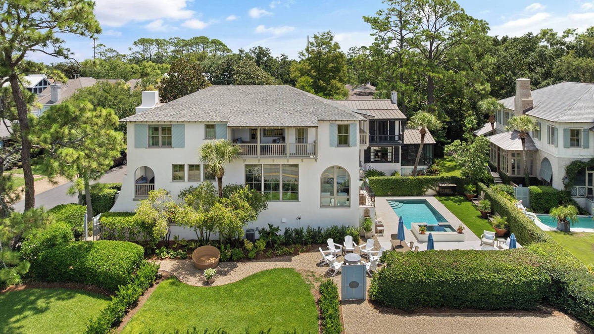 East Beach House | 3 Via Serena, sleeps 10 with a Pool
