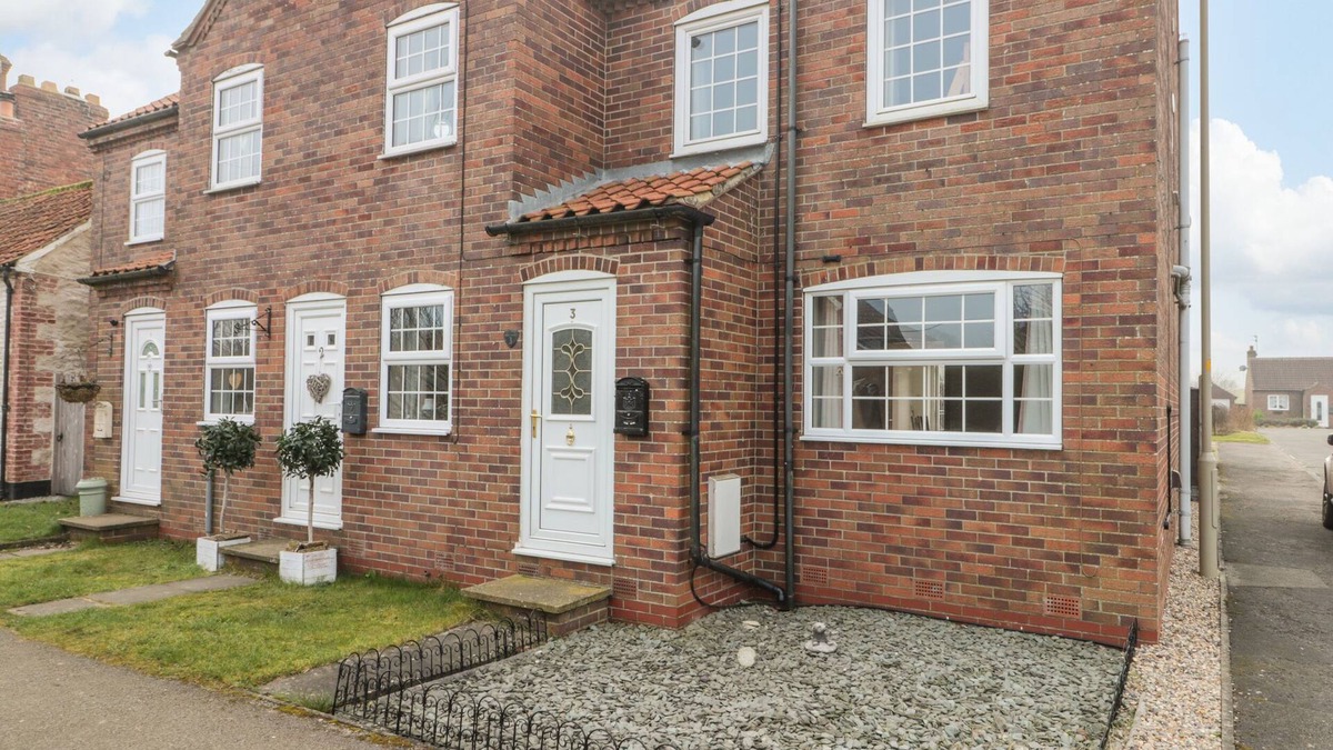 Weaverthorpe House | 3 WILSON COTTAGES, pet friendly, with hot tub in Weaverthorpe