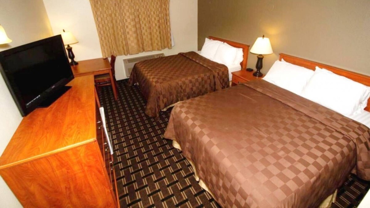Kellogg House | 3 x Non-Smoking Queens at FairBridge Inn & Suites Kellogg