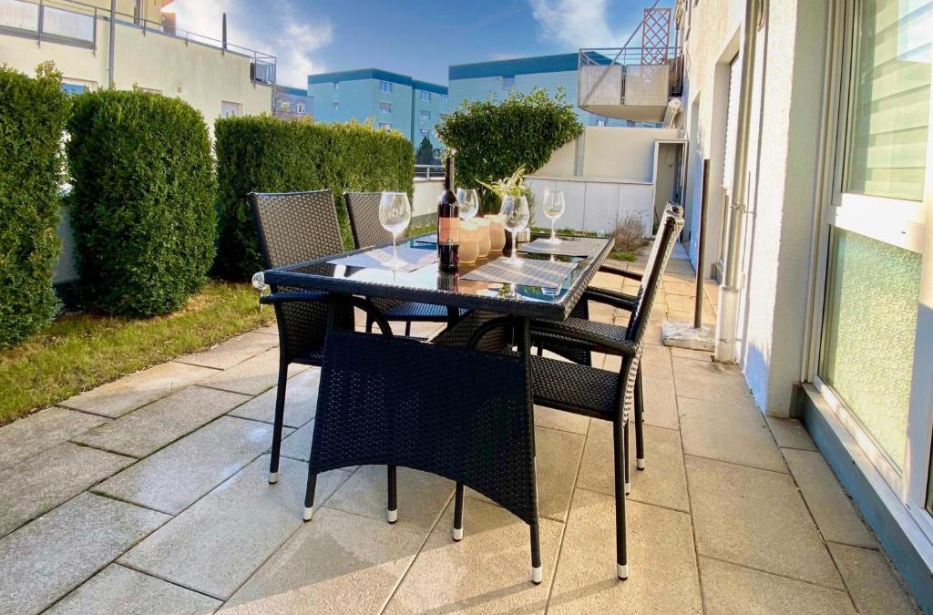 Gaertringen Apartment | 3 Zimmer Apartment in S-Bahn Nähe, 76 qm, max 5 Pers, 30qm Dachterasse, Garage, Internet 1000 MBit
