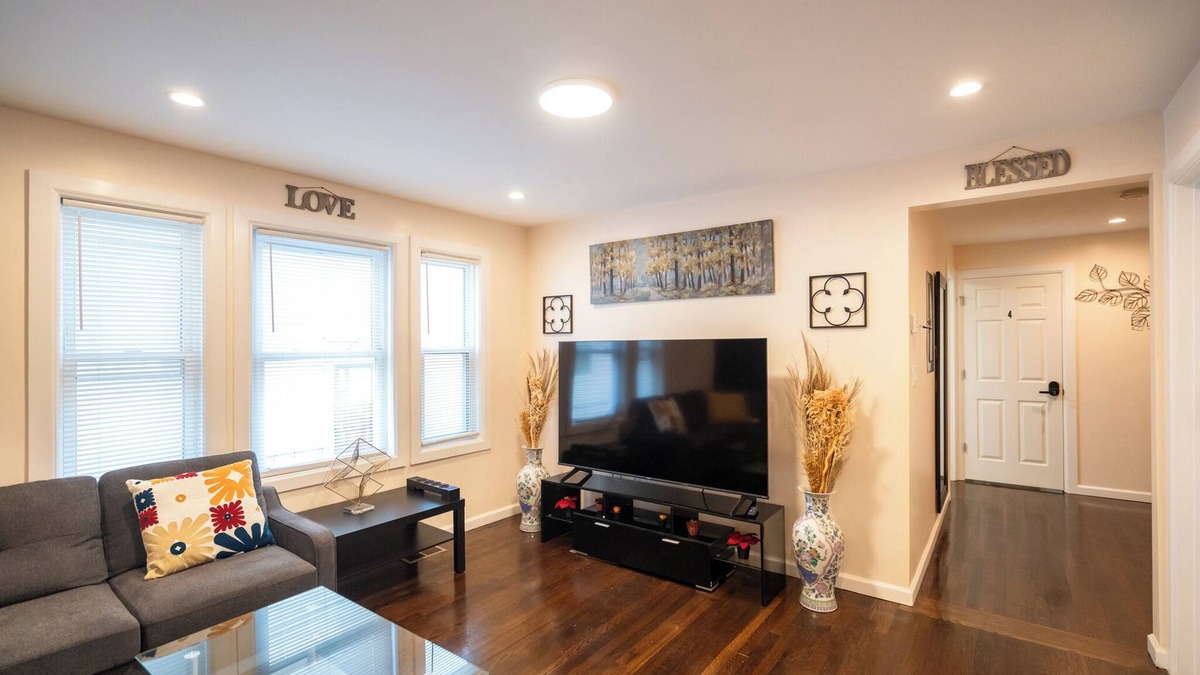 Dorchester Apartment | 30/1 - 4BR Boston - Cozy Apt near Geneva Cliffs