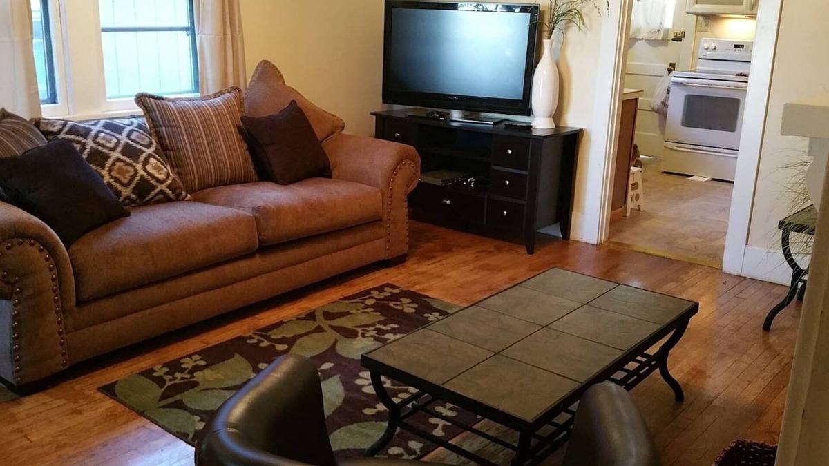 Downtown Klamath Falls House | 30+Day Stay⭐Lovely Smarthouse King 4KTV W/D WIFI