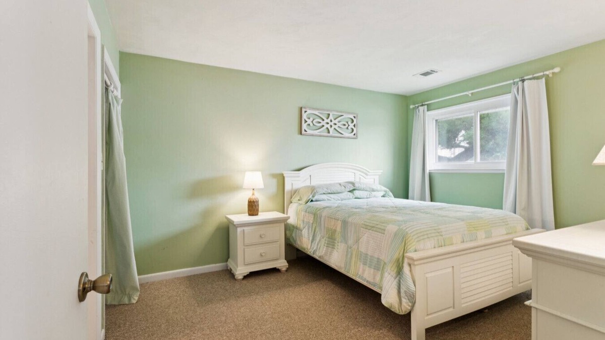 Northeast Virginia Beach Condo | 30+ Day Stay with Pool, Beach & Laundry